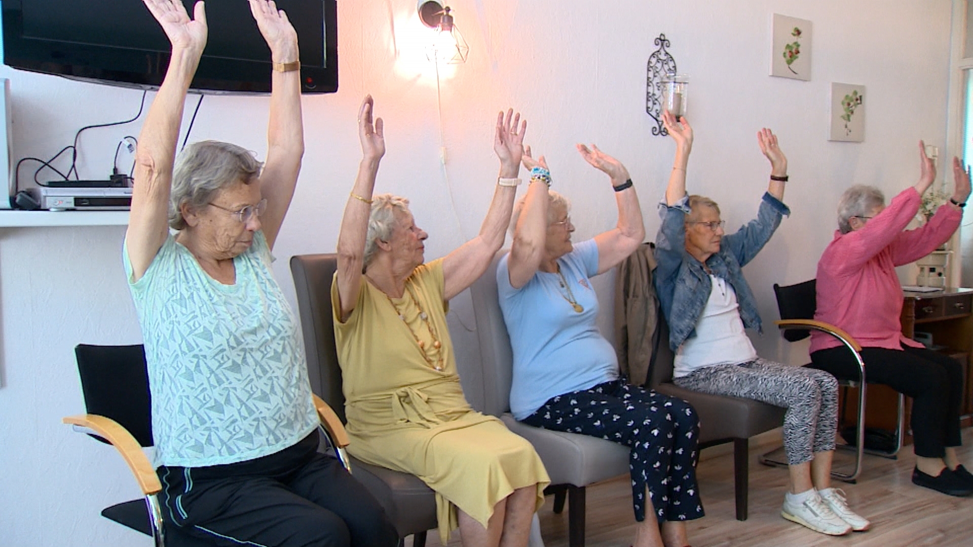 86-jarige Joop brengt senioren in beweging met wekelijks stoelballet in Groningen