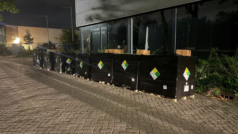 Duizenden lachgasflessen ontdekt in loods Poortugaal