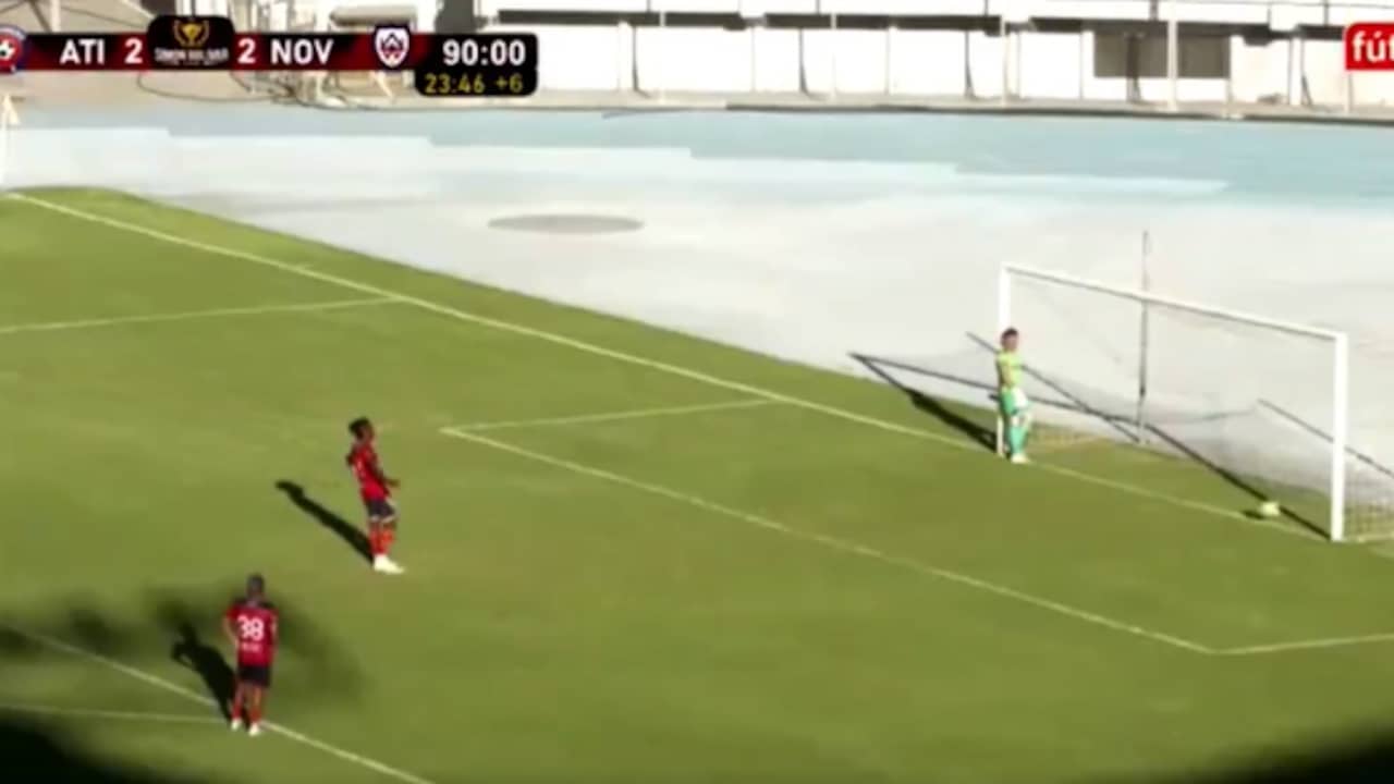 Arbiter in Bolivia geschorst om discutabele penalty die keeper weigert te stoppen