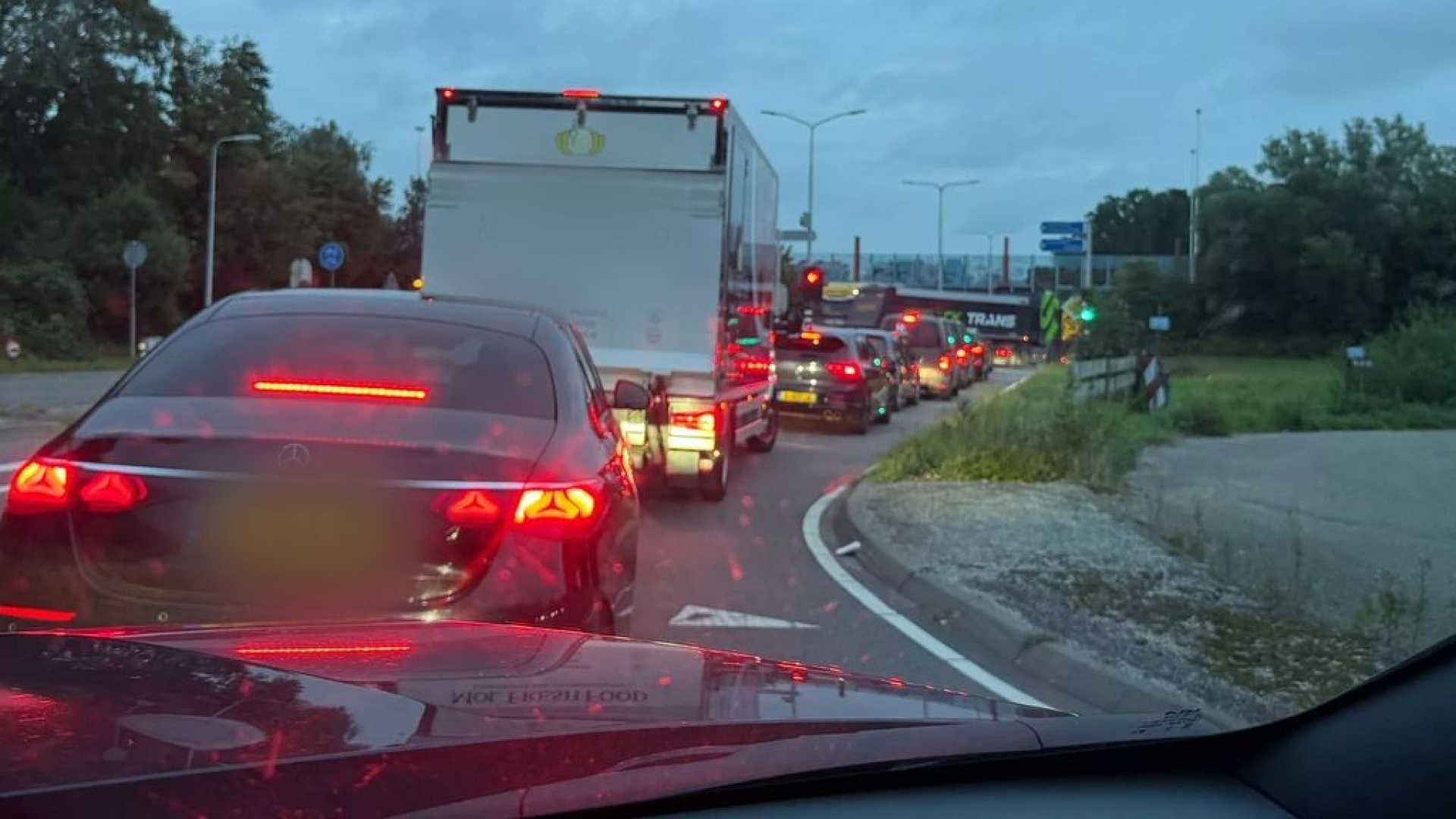 A28 bij Nijkerk afgesloten: files op snelweg en omliggende wegen