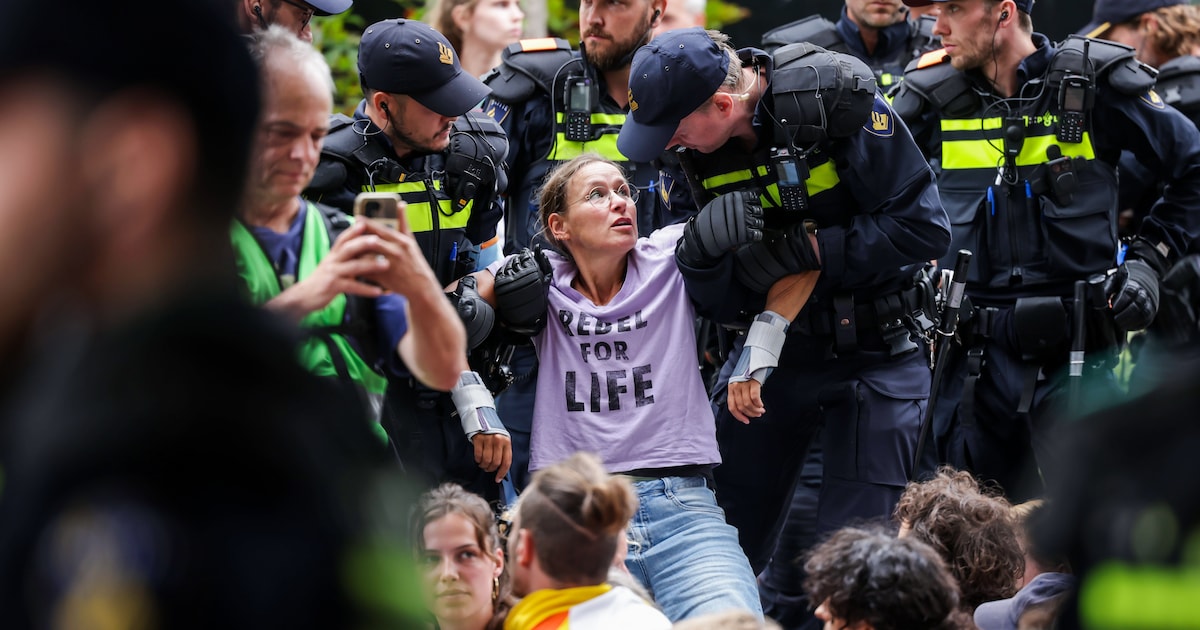 OM laat merendeel A12-blokkeerders Extinction Rebellion ongemoeid