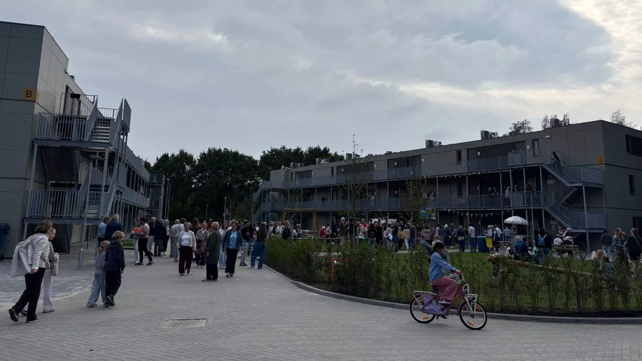 Duizenden bezoekers voor open dag azc's: 'Benieuwd wat er achter die deuren zit'