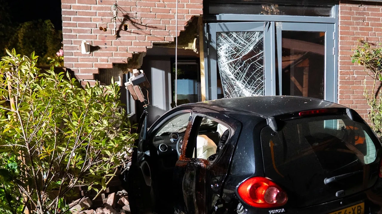 Voor tweede keer in jaar tijd rijdt auto tegen zelfde huis in Doesburg