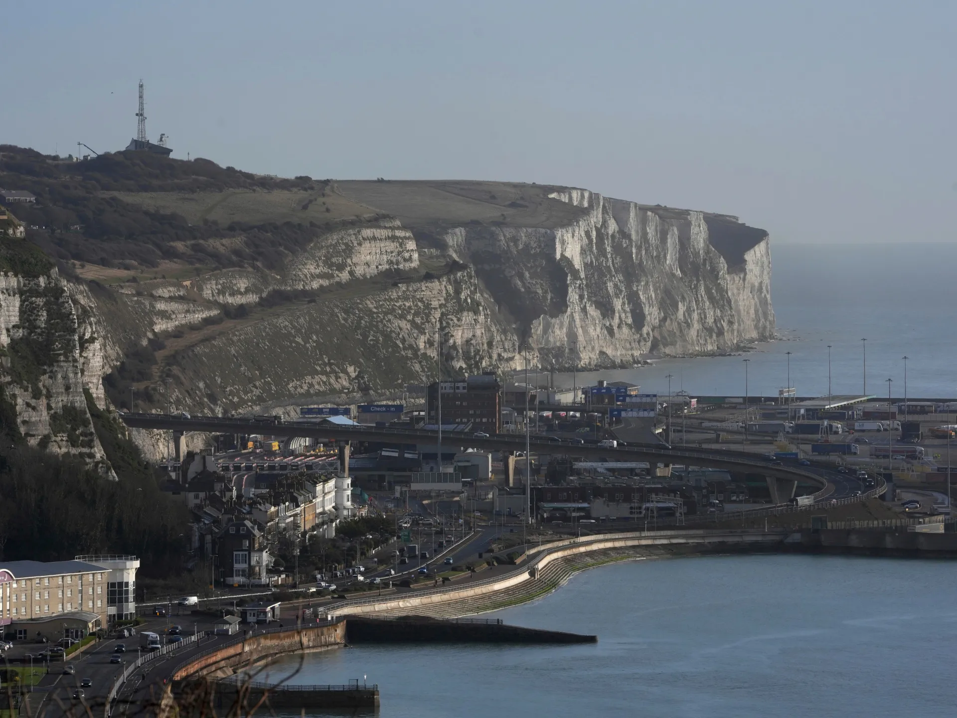 UK gov’t condemns masked anti-immigrant protesters blocking Dover port
