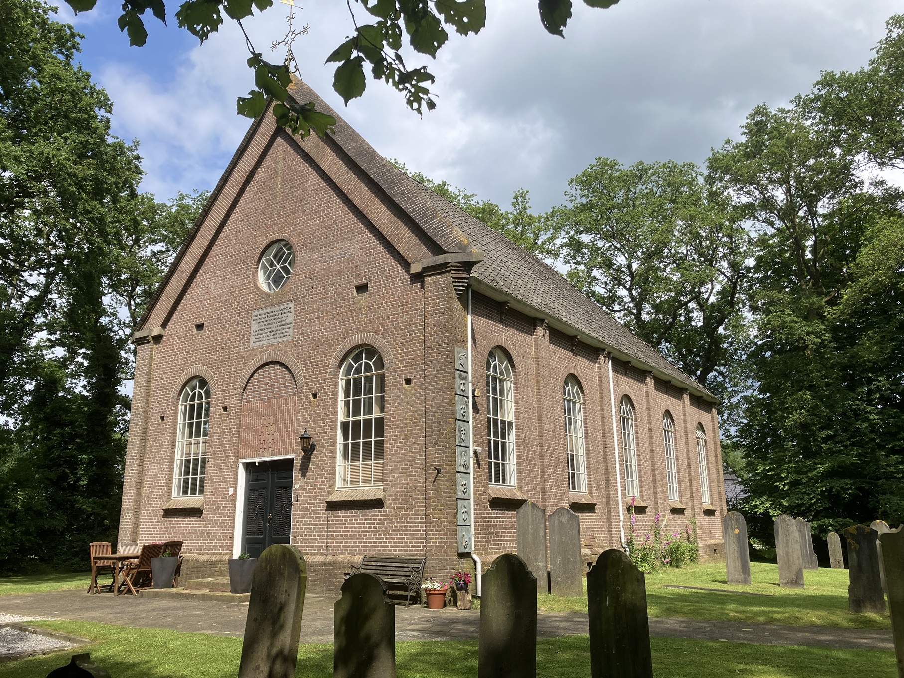 Voormalige kerk met grafstenen in de tuin staat te koop: "Idyllisch plekje"