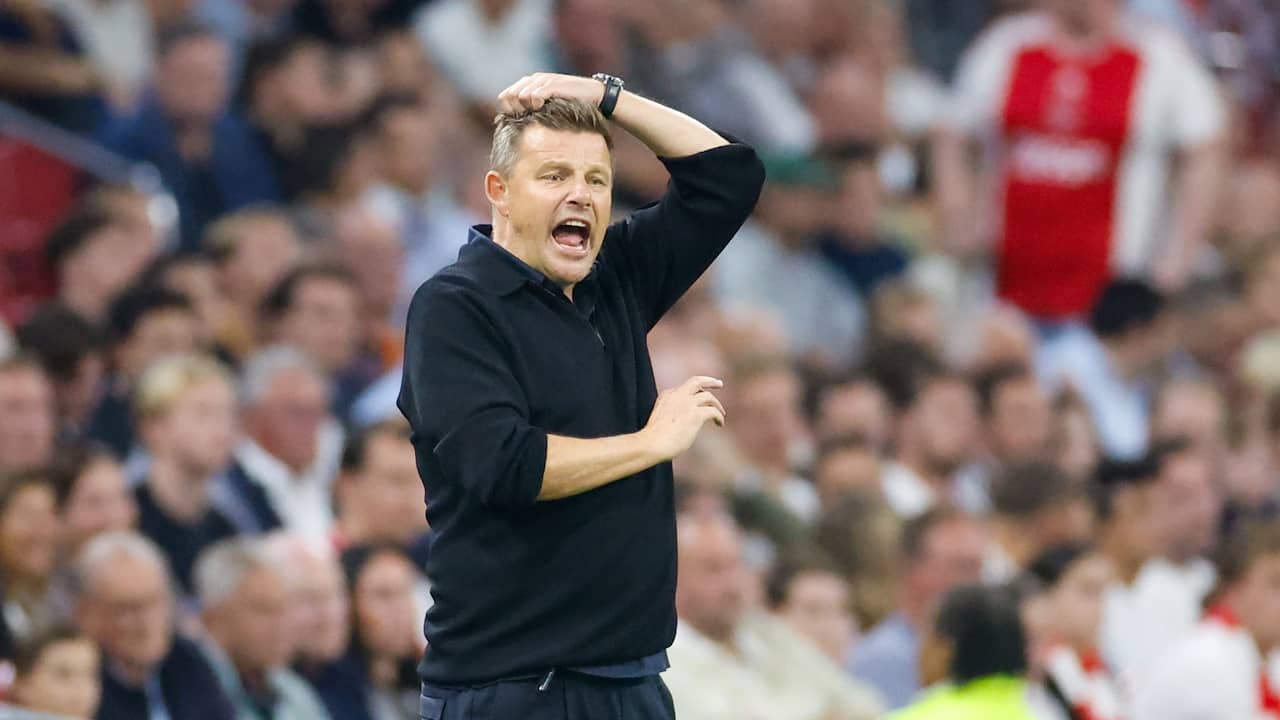 Willem II-trainer pissig over eenminuutregel: 'Welke idioot heeft dit bedacht?'
