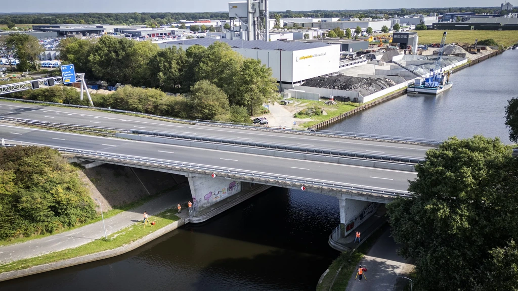 A28 bij Hardenbergerbrug dicht door weggespoeld materiaal, vaar- en wegverkeer gestremd