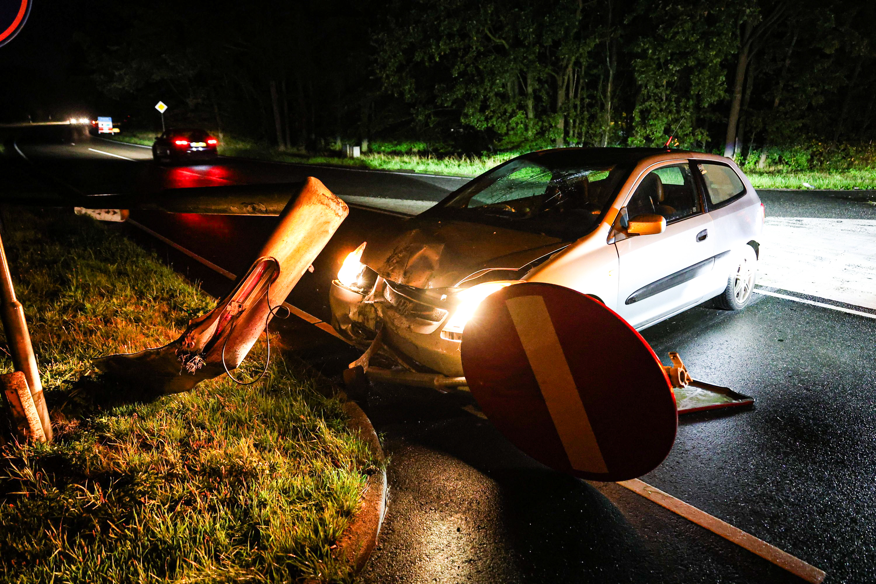 Automobilist ramt lantaarnpaal en verkeersbord in Drachten